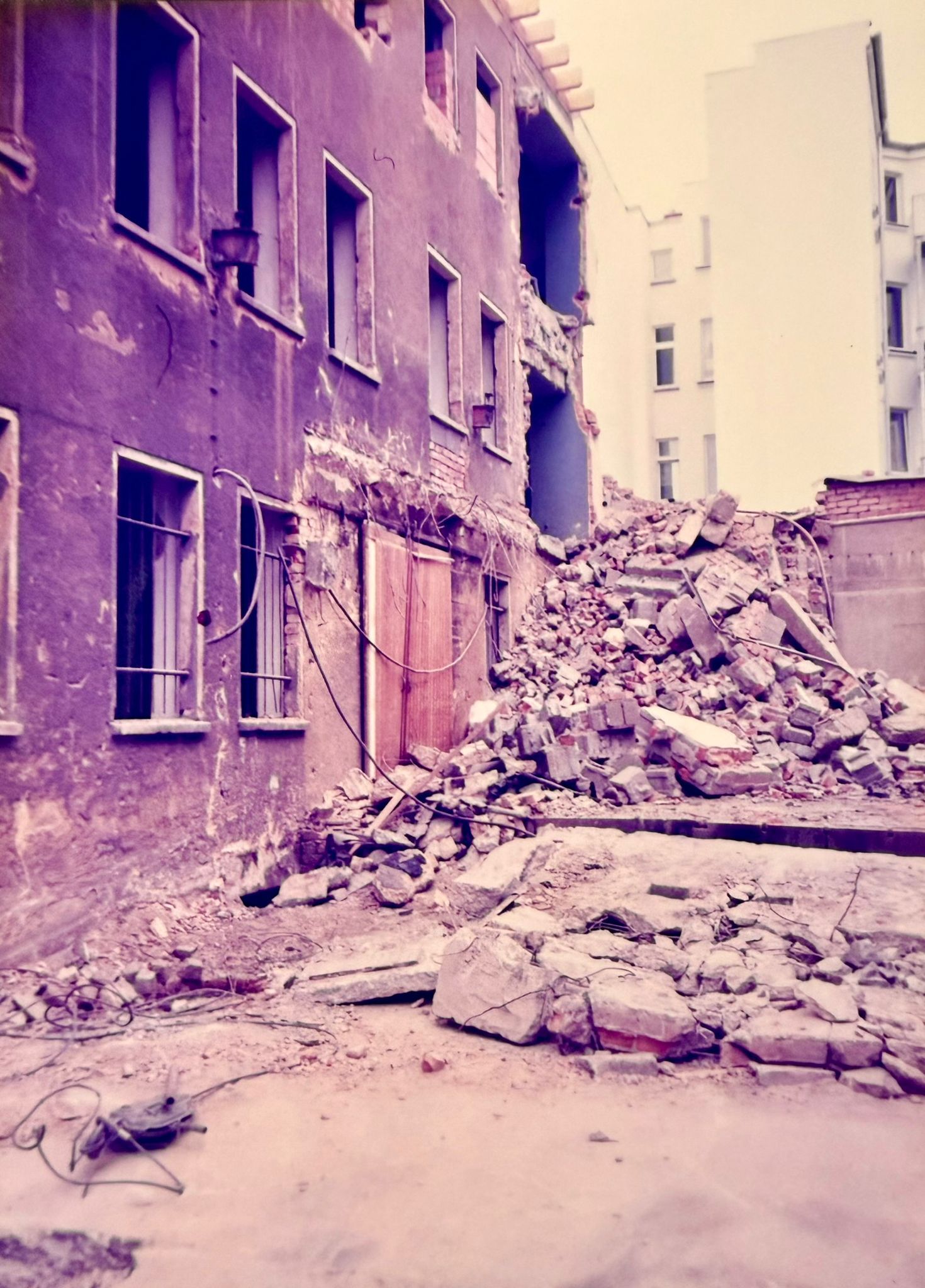 Tas de gravats contre un mur extérieur arraché