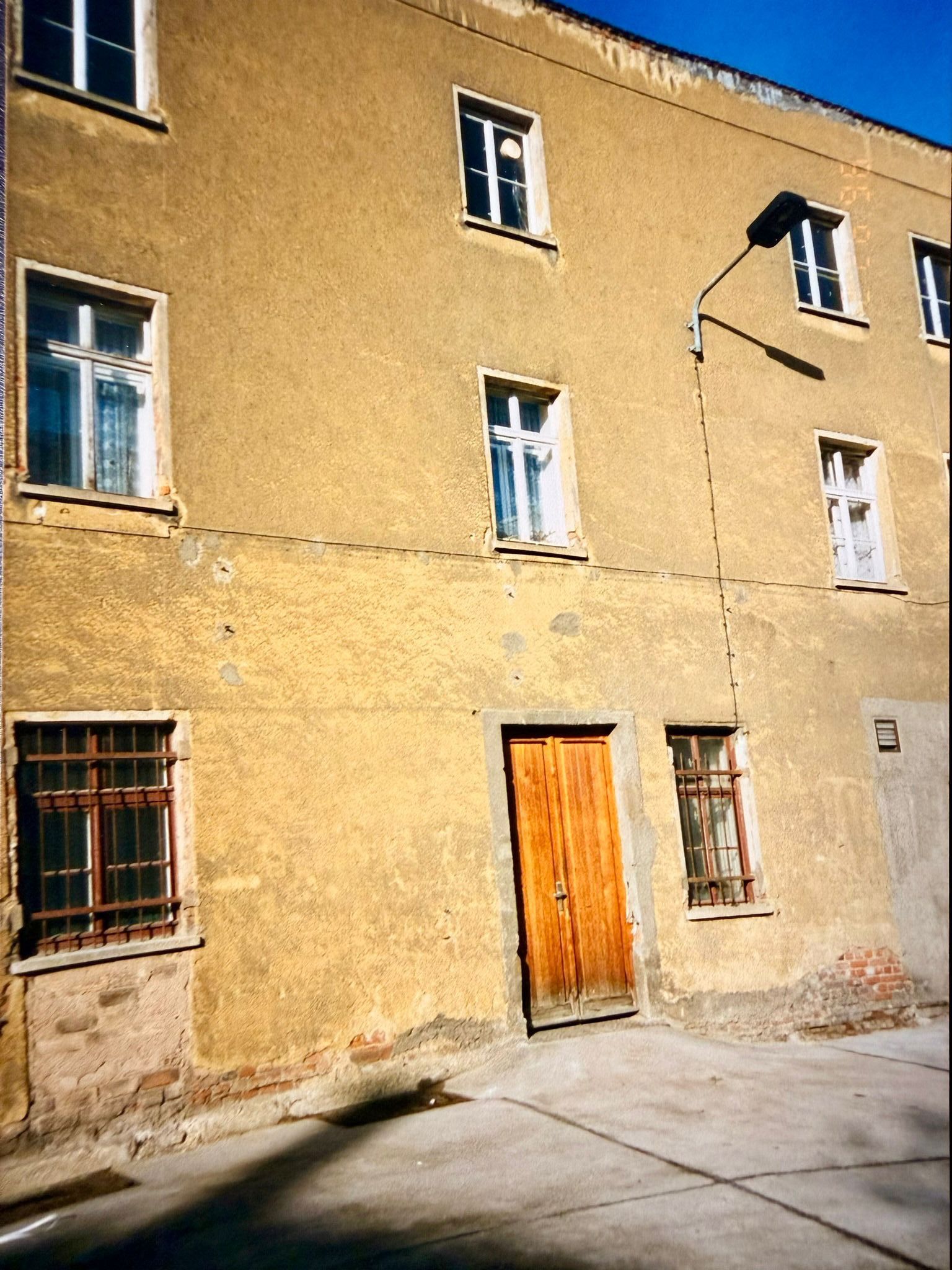 Gros plan de la façade extérieure pendant la rénovation