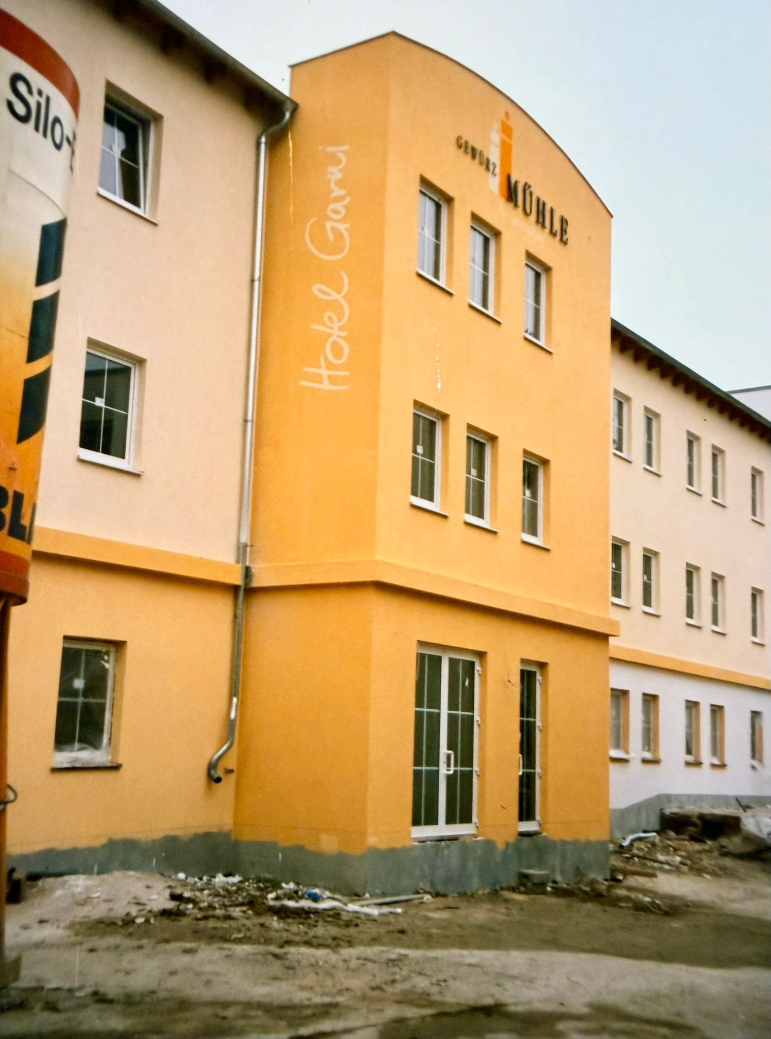 Façade rénovée avec inscriptions Hotel Garni et Gewürzmühle