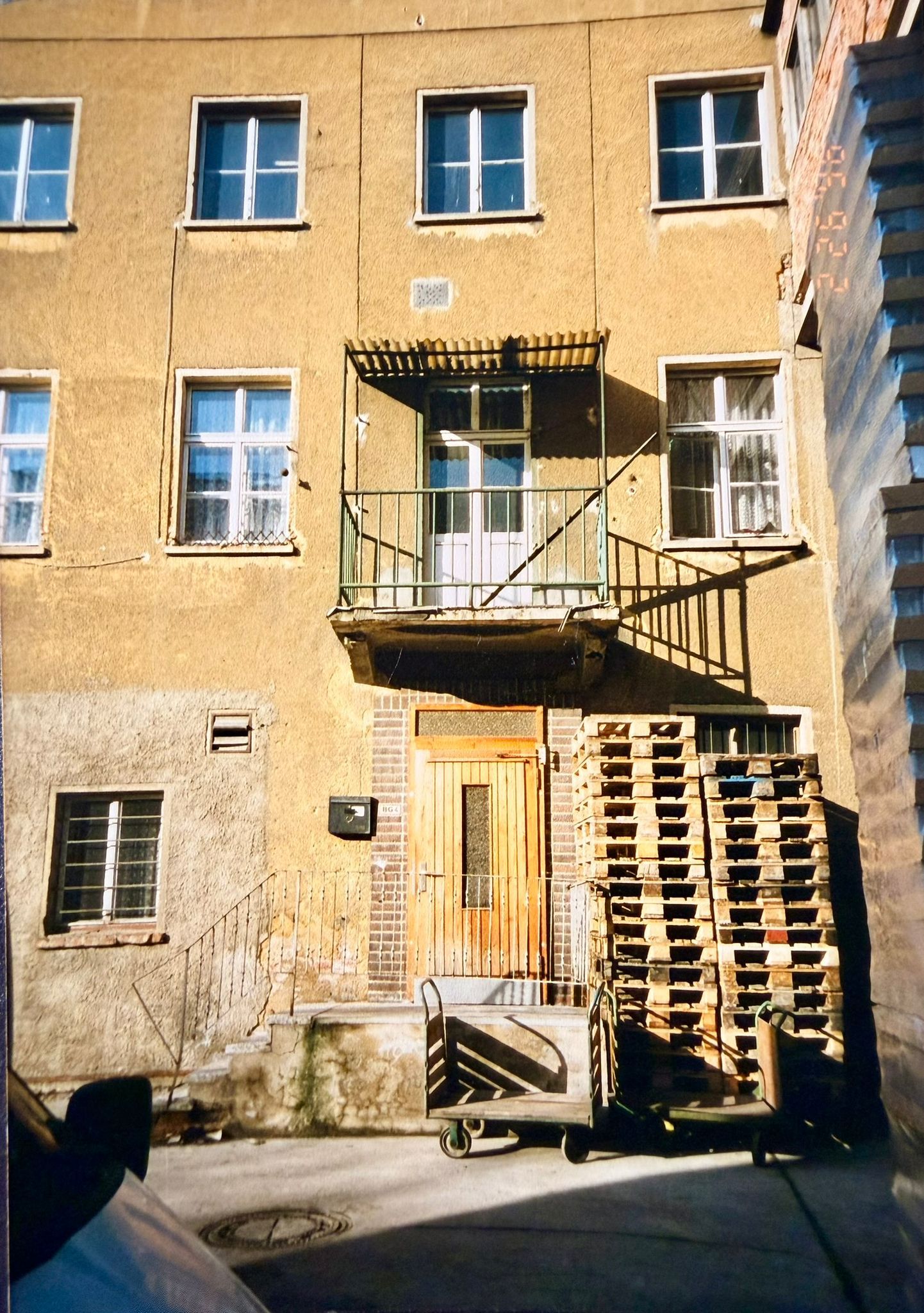 Comment nous l'avons trouvé. — Façade avant rénovation — rampe de livraison.