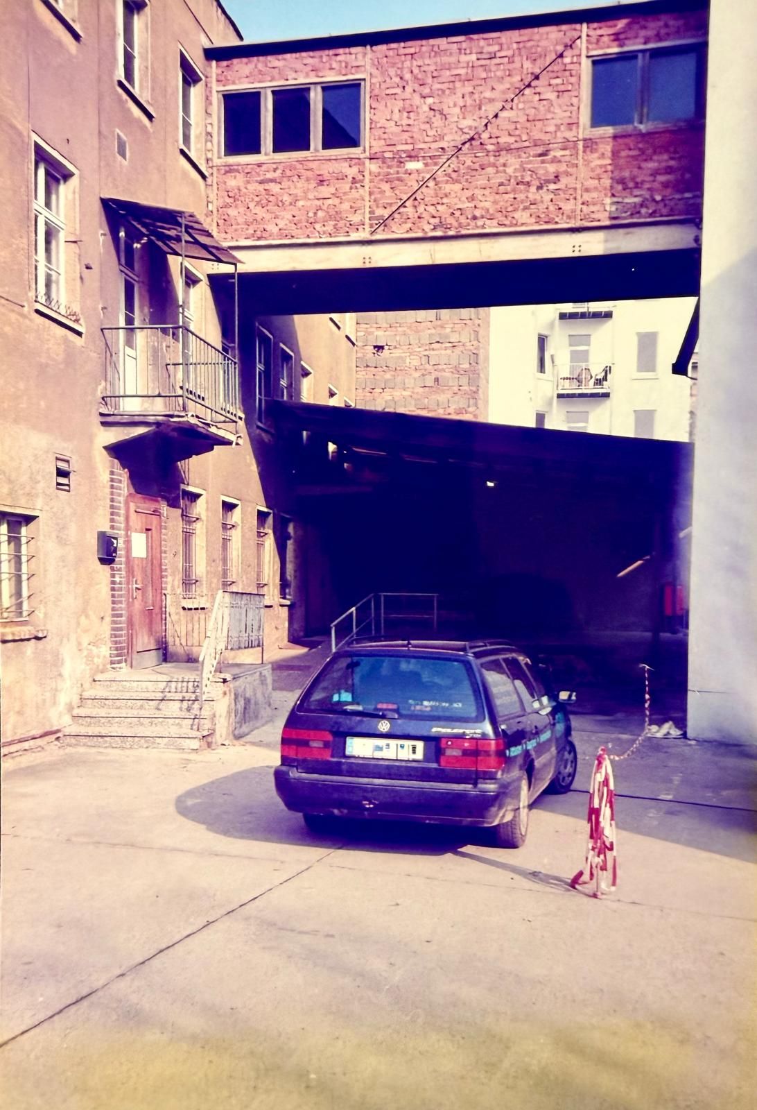 Cour intérieure avant transformation avec une vieille voiture