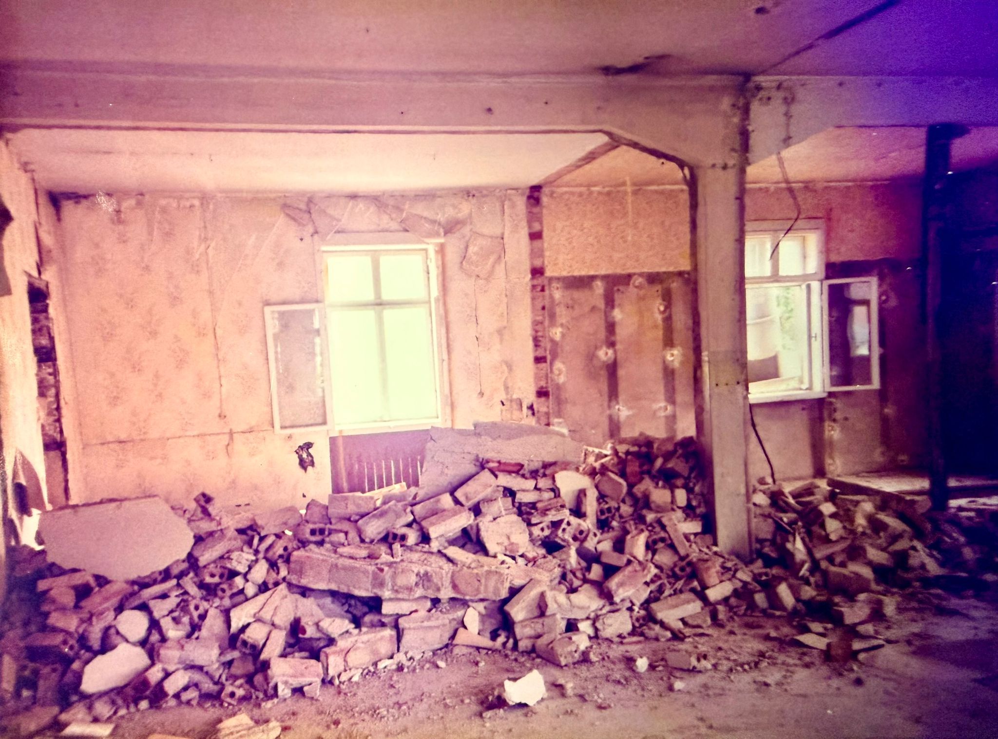 Intérieur avec un grand tas de gravats de briques