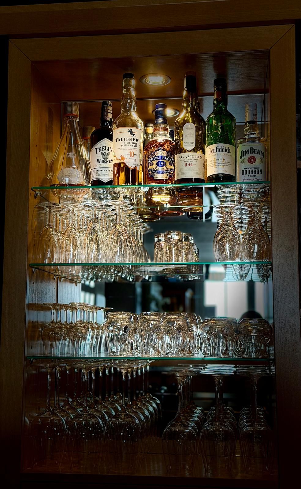 Beleuchtete Vitrine mit Single-Malt-Whiskys — Talisker, Lagavulin, Glenfiddich, Jim Beam