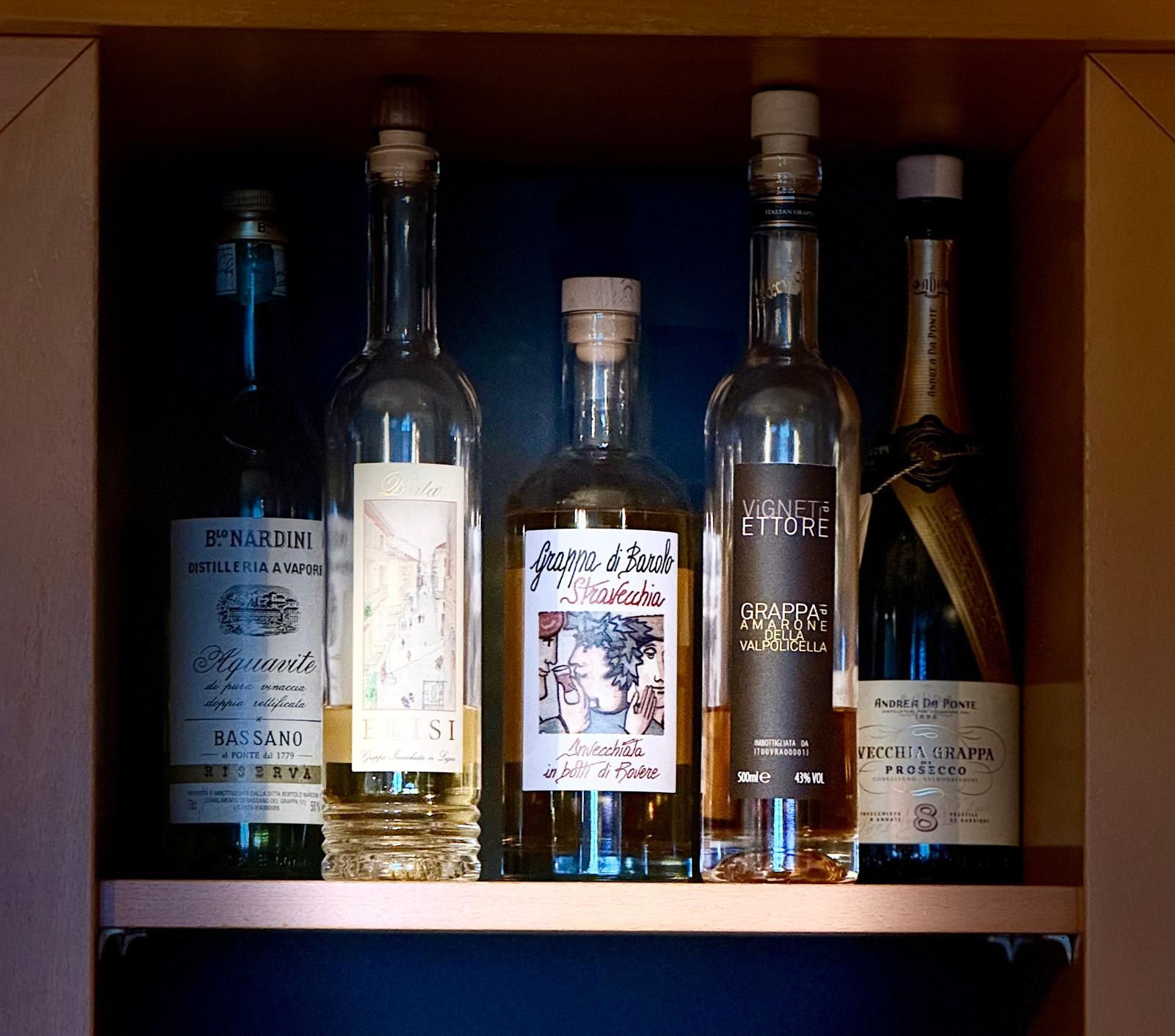 Edelbrand-Vitrine an unserer Bar — Grappa und italienische Spezialitäten
