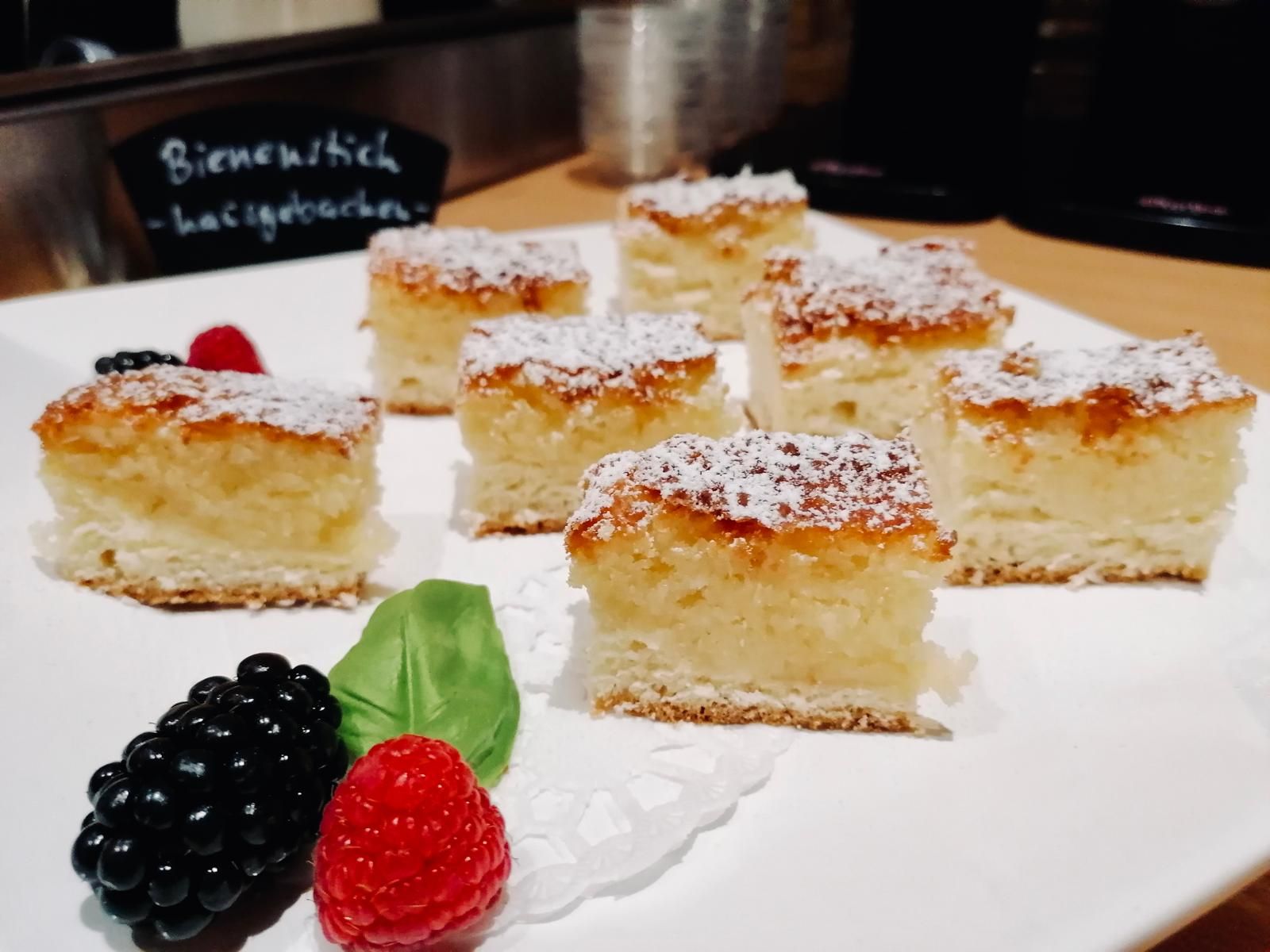 Hausgebackener Bienenstich mit frischen Beeren am Frühstücksbuffet