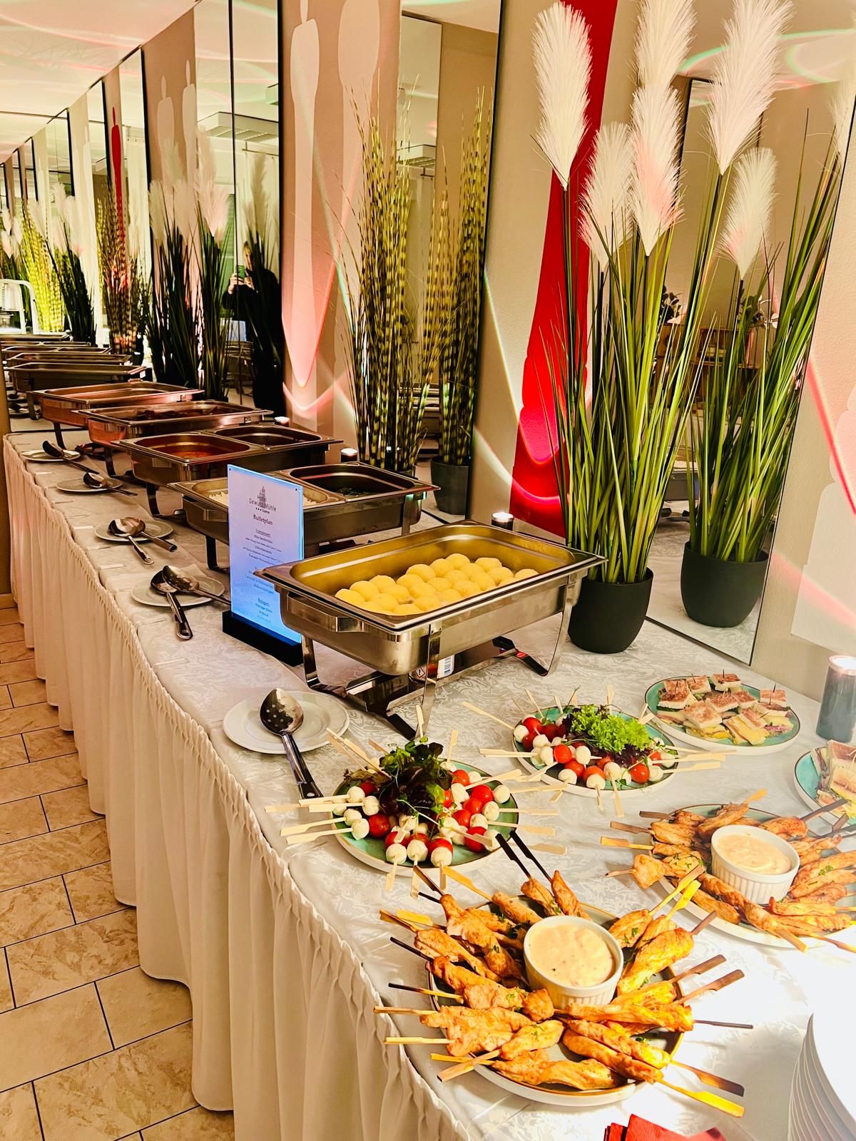 Festliches Buffet mit Chafing Dishes, Hähnchensticks, Caprese-Spießchen und Salaten