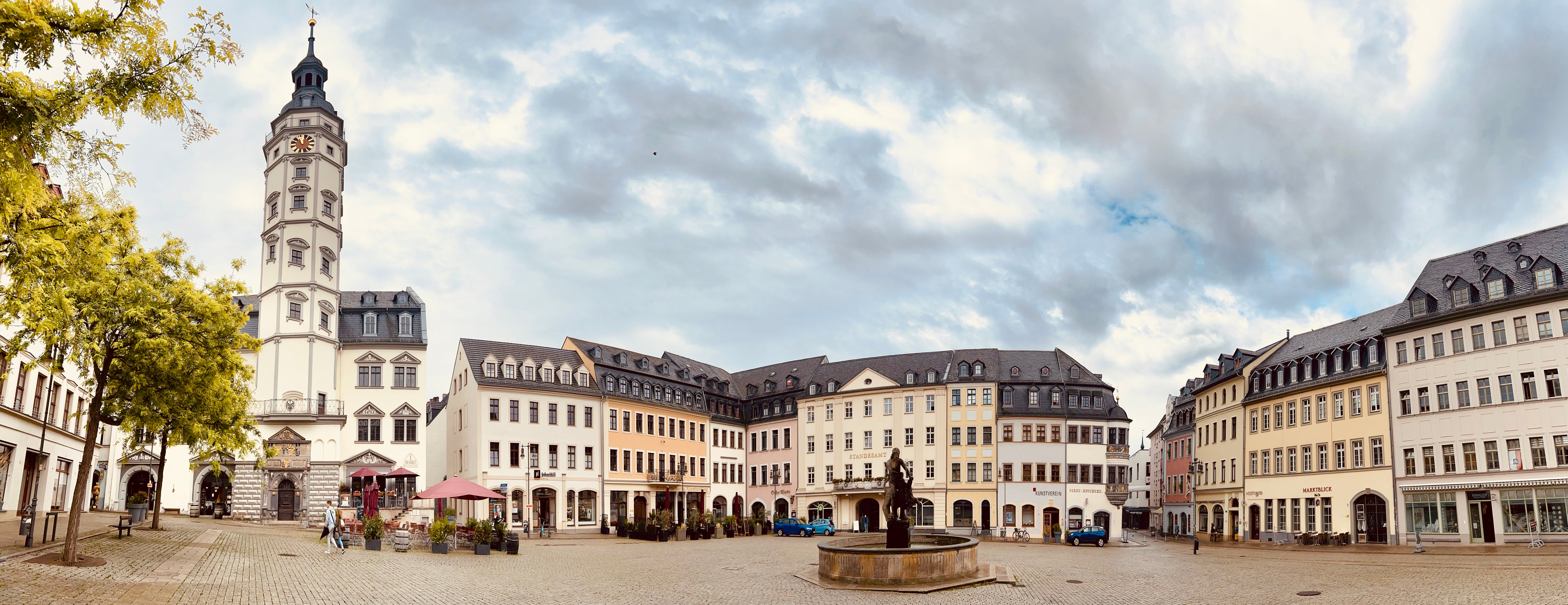 Place du marché de Gera avec hôtel de ville historique et fontaine