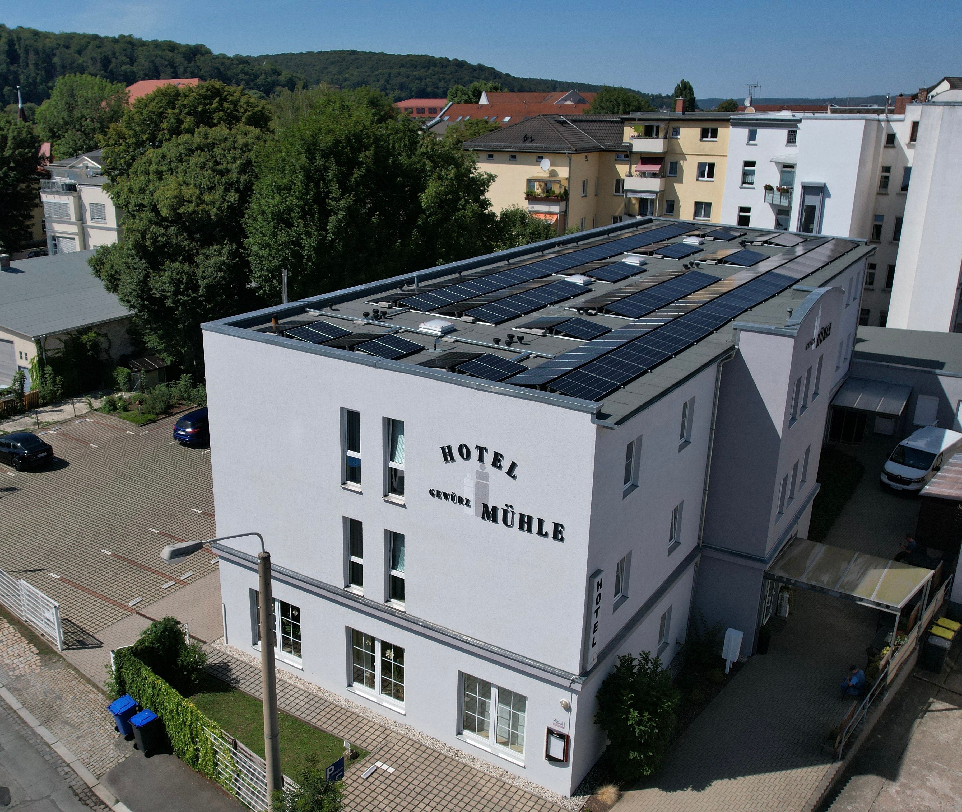 Hotel Gewürzmühle mit fertiger Photovoltaik-Anlage auf dem gesamten Dach