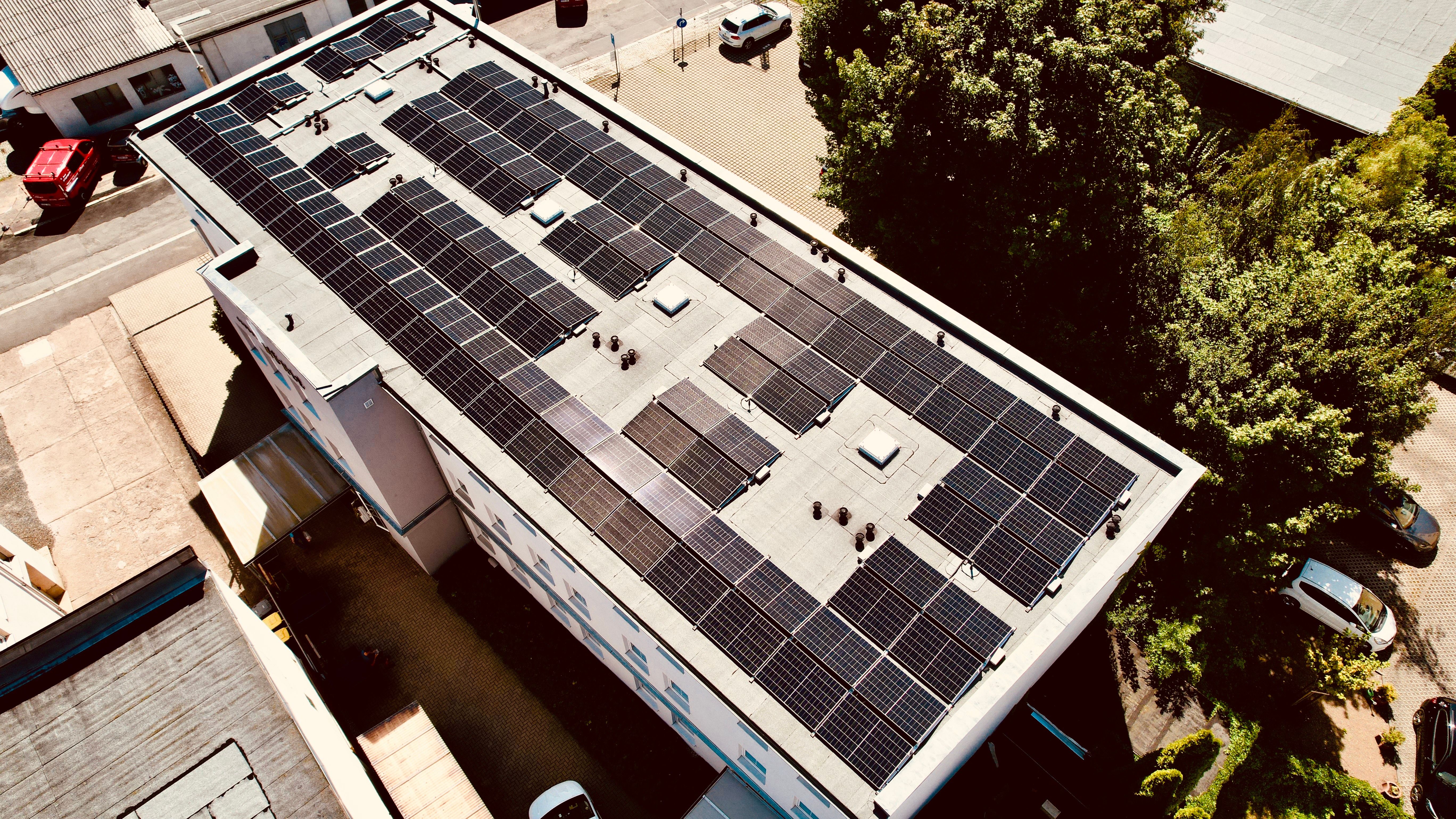 Drohnen-Aufnahme der Photovoltaik-Anlage auf unserem Dach